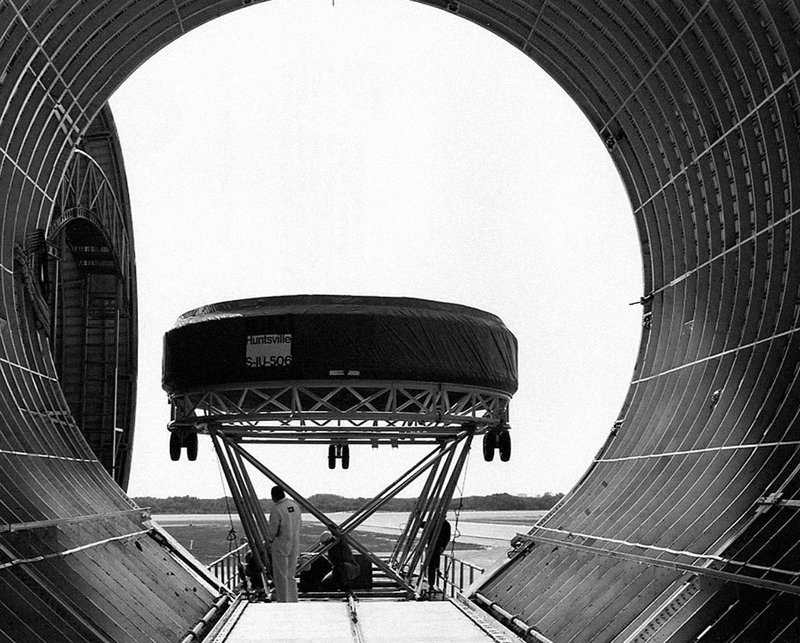 Illustration for article titled Amazing photos from NASA's vaults show how they assembled Apollo 11